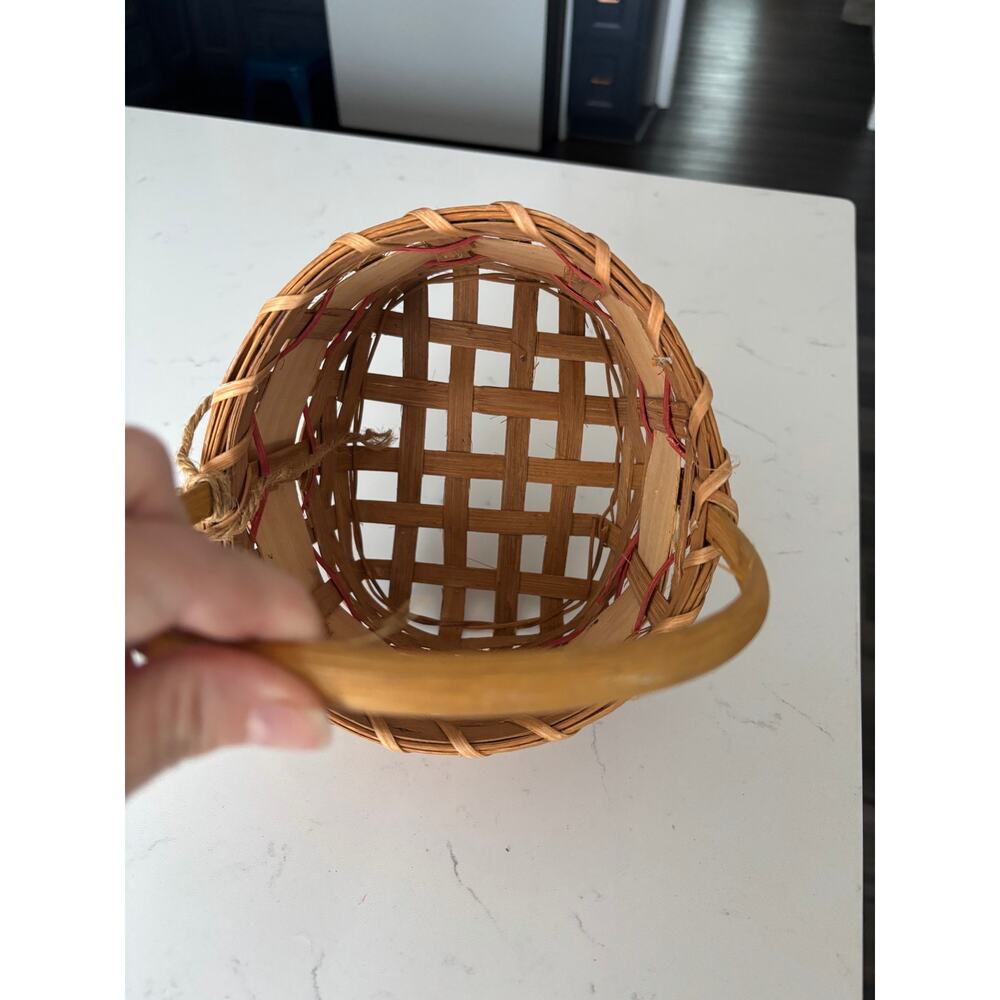 Vtg Ladybug woven wicker basket hand painted candy gifting 10in grandmacore - Picture 6 of 6